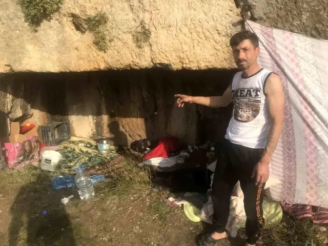 Evi yıkılan depremzede mağarada yaşıyor Evi yıkılan depremzede mağarada yaşıyor