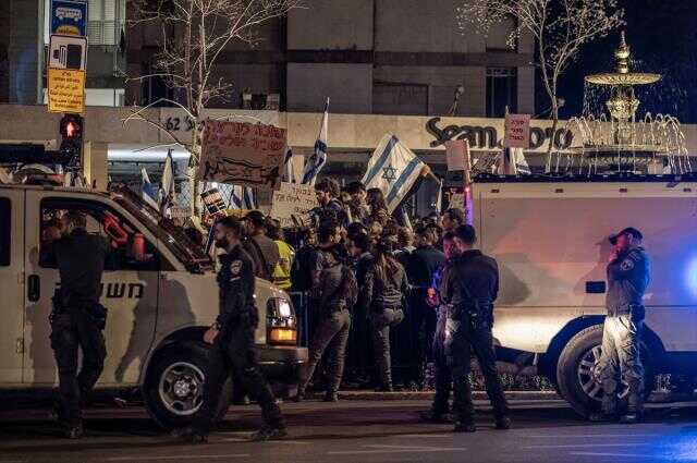 İsrail'de protesto sırasında Netanyahu'nun eşi kuaförde mahsur kaldı