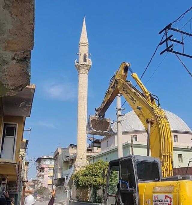 Kontrollü minare yıkımında düşen parçalar işçinin üzerine düştü