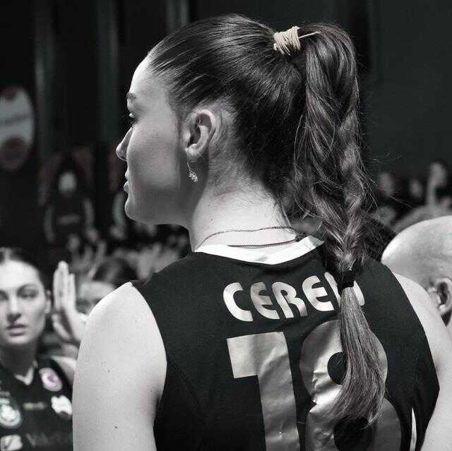 Zehra Güneş, depremde hayatını kaybeden voleybolcu Ceren Topal'ı unutmadı! Giydiği forma büyük alkış aldı