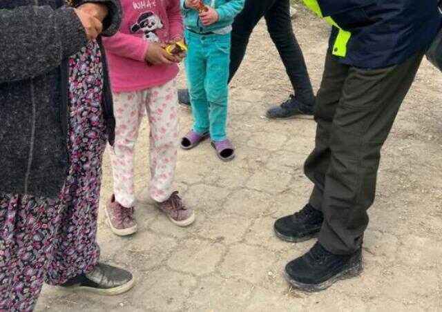 Ayağında çorap olmayan depremzede çocuklara photoshopla çorap yaptı
