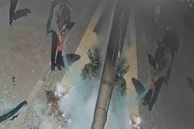 İş yerini kundaklamaya çalışan kadın kendini yaktı! O anlar saniye saniye kamerada