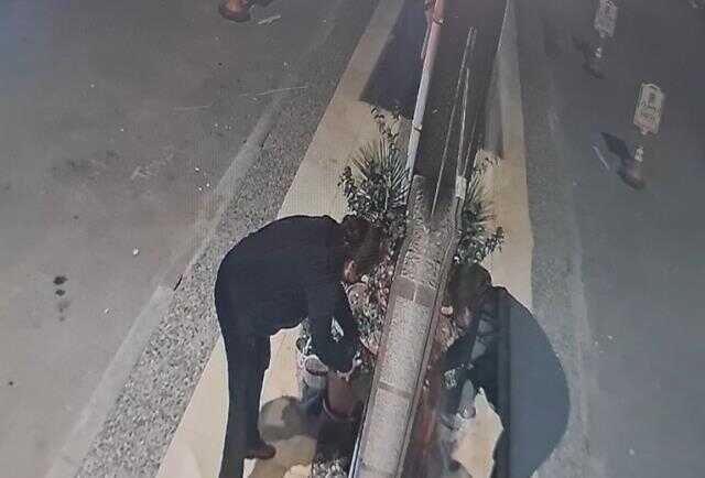 İş yerini kundaklamaya çalışan kadın kendini yaktı! O anlar saniye saniye kamerada