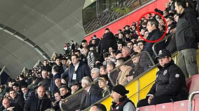 Ali Koç'tan Kayserispor'un stadında protesto! Rakip taraftarların arasına girdi