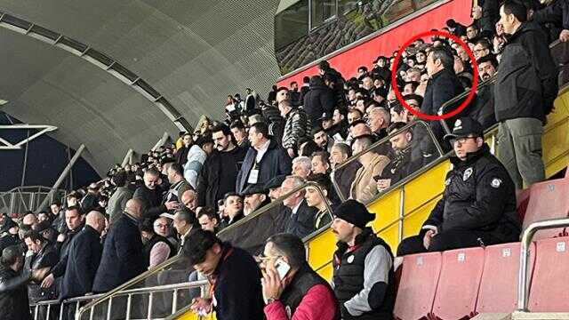 Ali Koç'tan Kayserispor'un stadında protesto! Rakip taraftarların arasına girdi