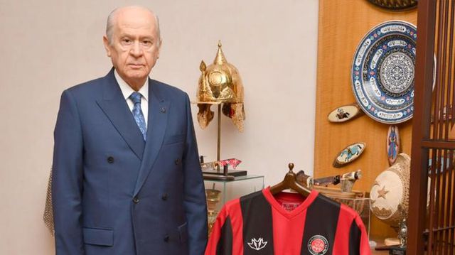 Beşiktaş'ı bırakıp Karagümrüklü olan Devlet Bahçeli için yeni takımının taraftarından tezahürat