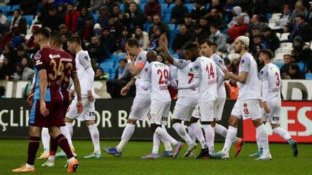 Son şampiyon Trabzonspor'un serisi bitti! Ligin son sırasındaki Ümraniyespor'a kaybettiler