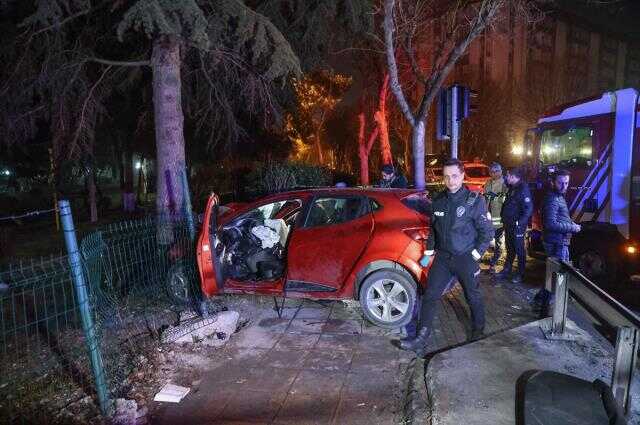 17 yaşındaki sürücü önce refüje ardından ağaca çarptı: 1 ölü, 5 yaralı