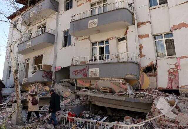 4 KATLI BİNADAN İNTERNET KABLOSUNU İP GİBİ KULLANARAK KURTULMUŞLAR