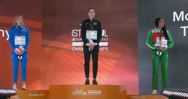 Avrupa Salon Atletizm Şampiyonası'nda rekorla şampiyon olan Tuğba Danışmaz, kürsüde gözyaşlarına boğuldu
