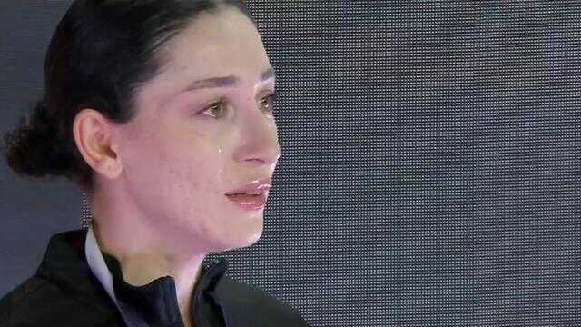 Avrupa Salon Atletizm Şampiyonası'nda rekorla şampiyon olan Tuğba Danışmaz, kürsüde gözyaşlarına boğuldu