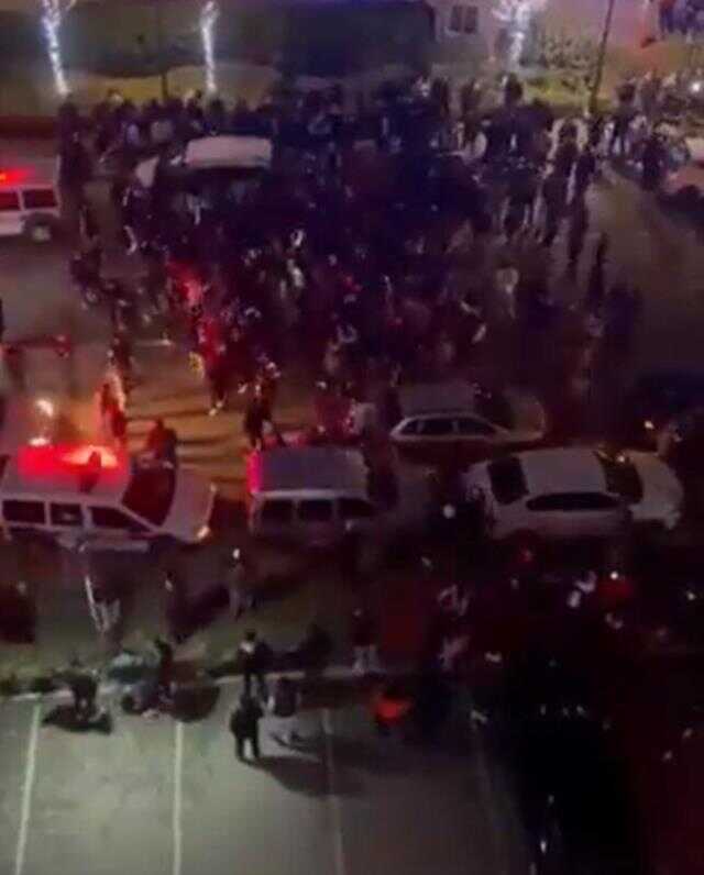 Bursa'da Amedspor'un kaldığı otelin önünde 'Ne Mutlu Türk'üm diyene' sloganları atılıp, havai fişek patlatıldı