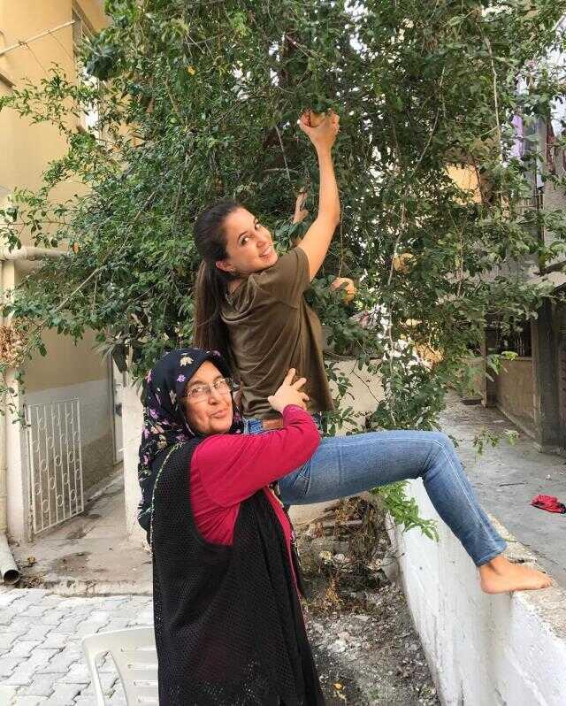 Depremde ailesinden 10 kişiyi kaybeden Karsu yıkılan evi paylaştı: Düşmeyen tek fotoğraf