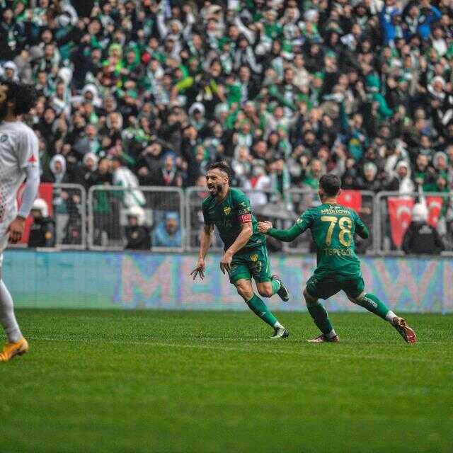 Son Dakika: Olayların damga vurduğu maçta Bursaspor, Amedspor'u 2-1 mağlup etti. Son Dakika: Olayların damga vurduğu maçta Bursaspor, Amedspor'u 2-1 mağlup etti.
