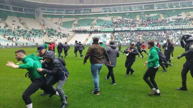 Son Dakika: Olayların damga vurduğu maçta Bursaspor, Amedspor'u 2-1 mağlup etti. Son Dakika: Olayların damga vurduğu maçta Bursaspor, Amedspor'u 2-1 mağlup etti.