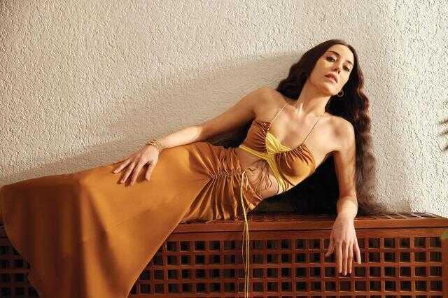 Uzun süre sessizliğe bürünen Cansu Dere'nin evinde kaza geçirip topuğunu çatlattığı ortaya çıktı