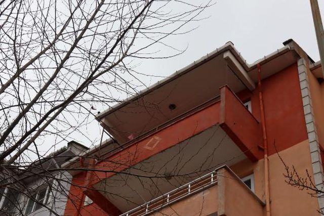 5'inci katta dengesini kaybeden kadın, kendisini yakalamak isteyen taksicinin üzerine düştü 5'inci katta dengesini kaybeden kadın, kendisini yakalamak isteyen taksicinin üzerine düştü
