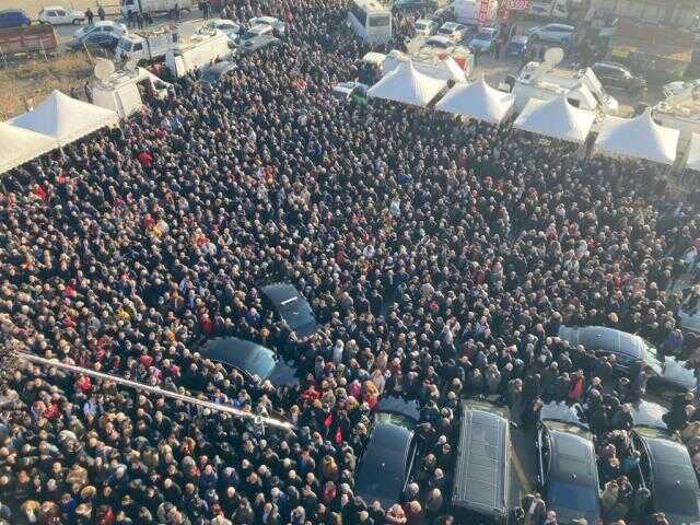 Akşener yeniden 6'lı Masa'da! Saadet Partisi Genel Merkezi önünde mahşeri kalabalık var, gözler çıkacak kararda