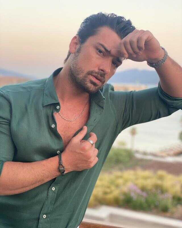 Alp Navruz, gönlünü rol arkadaşı İrem Yüksel'e kaptırdı Alp Navruz, gönlünü rol arkadaşı İrem Yüksel'e kaptırdı