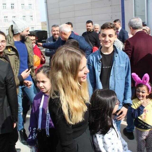 Anıtkabir'de ağladığı için tepki çeken Eda Ece'den cevap: Ağlamamam mümkün değil, taş değilim