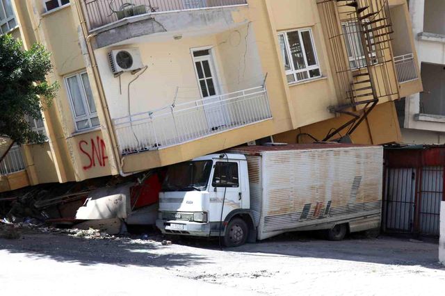 Her an çökebilir: Yan yatan 5 katlı binayı altında kalan kamyonet tutuyor