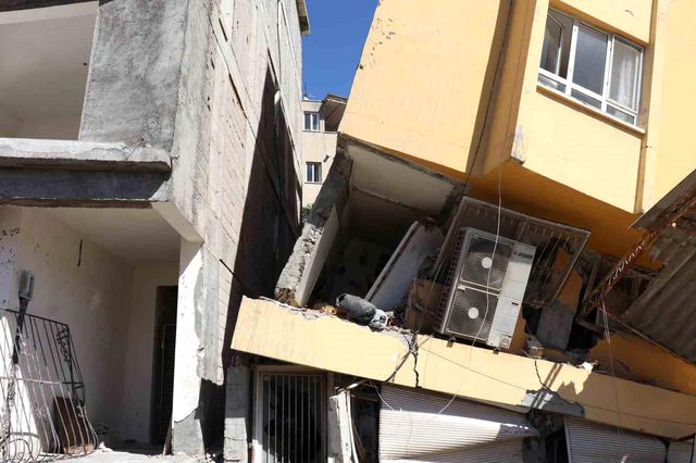 Her an çökebilir: Yan yatan 5 katlı binayı altında kalan kamyonet tutuyor