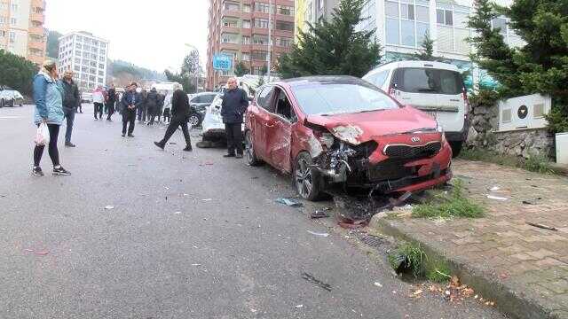 Kartal'da freni boşalan kamyon 14 aracı biçti: 1 yaralı