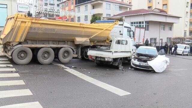 Kartal'da freni boşalan kamyon 14 aracı biçti: 1 yaralı
