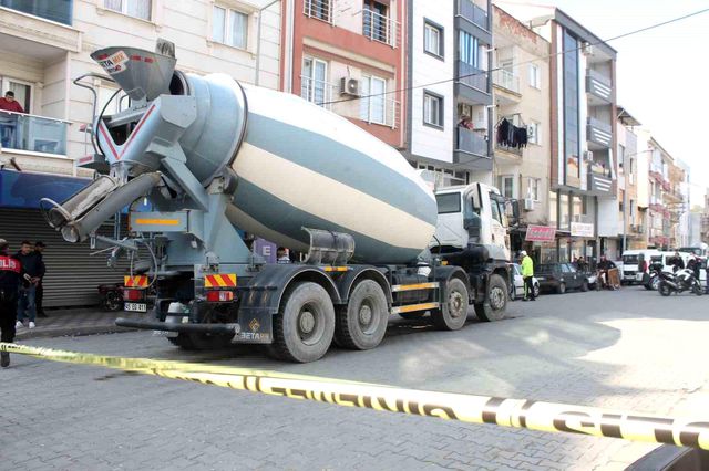 Kızını kurtardı, kendisi beton mikserinin altında can verdi