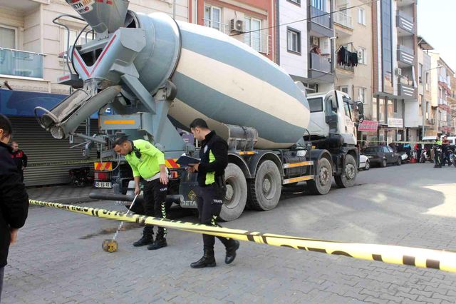 Kızını kurtardı, kendisi beton mikserinin altında can verdi