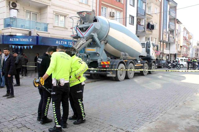 Kızını kurtardı, kendisi beton mikserinin altında can verdi