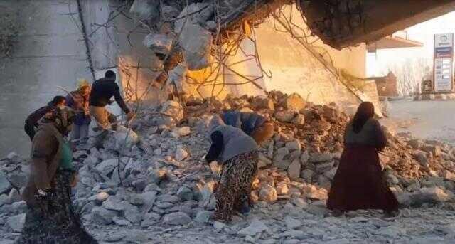 Asırlık tren yolu üst geçidi yıkıldı, vatandaşlar çıkan demirleri alabilmek için birbiriyle yarıştı