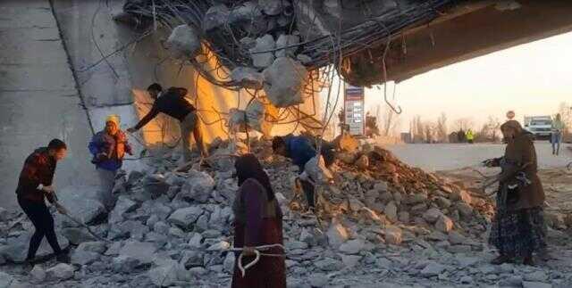 Asırlık tren yolu üst geçidi yıkıldı, vatandaşlar çıkan demirleri alabilmek için birbiriyle yarıştı