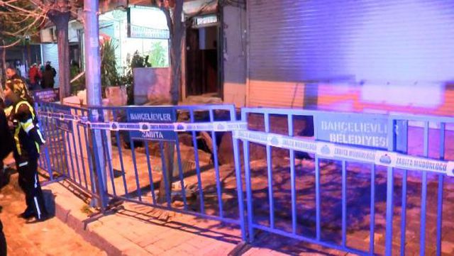 Bahçelievler'de önündeki kaldırım çöken apartman tedbir amaçlı boşaltıldı