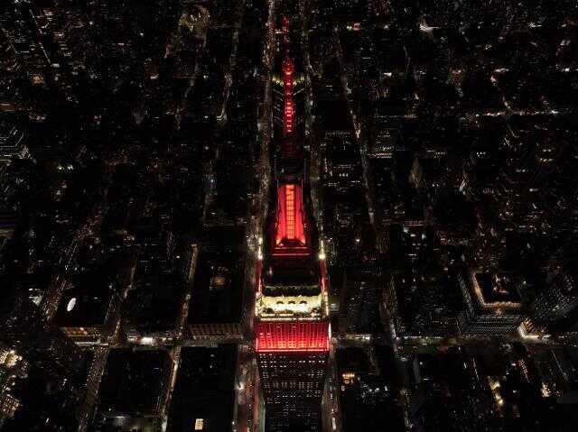 New York'ta Empire State binası depremzedeler için kırmızı beyaz renklerle ışıklandırıldı New York'ta Empire State binası depremzedeler için kırmızı beyaz renklerle ışıklandırıldı