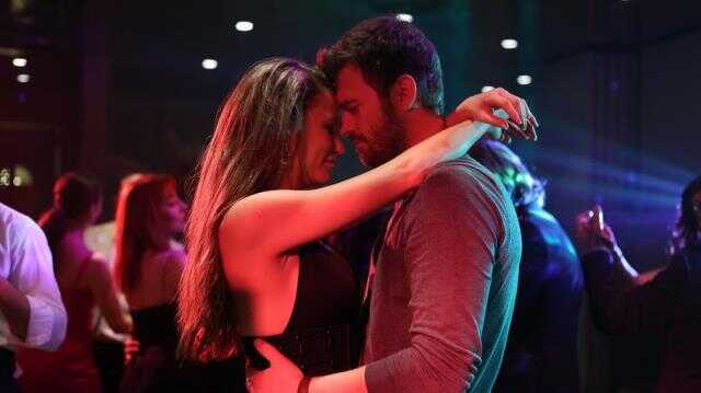 Aile dizisine damga vuran sahne! Kıvanç Tatlıtuğ ve Serenay Sarıkaya karşılıklı göbek attı