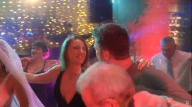 Aile dizisine damga vuran sahne! Kıvanç Tatlıtuğ ve Serenay Sarıkaya karşılıklı göbek attı