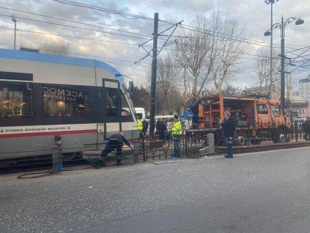 İSTANBUL-SİRKECİ'DE TRAMVAY RAYDAN ÇIKTI -1
