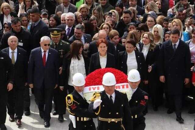 Kadınlarla Anıtkabir'i ziyaret eden Akşener, Ata'nın huzurunda asker selamı verdi