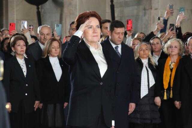 Kadınlarla Anıtkabir'i ziyaret eden Akşener, Ata'nın huzurunda asker selamı verdi