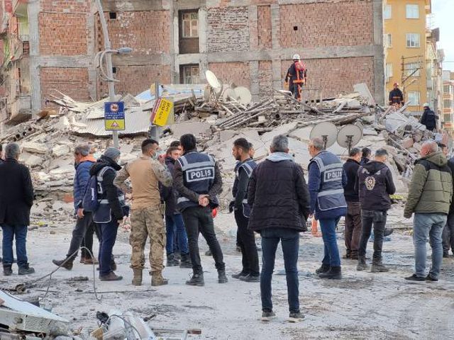 Malatya'da ağır hasarlı 6 katlı bina kendiliğinden çöktü! Ekipler arama kurtarma çalışması başlattı Malatya'da ağır hasarlı 6 katlı bina kendiliğinden çöktü! Ekipler arama kurtarma çalışması başlattı