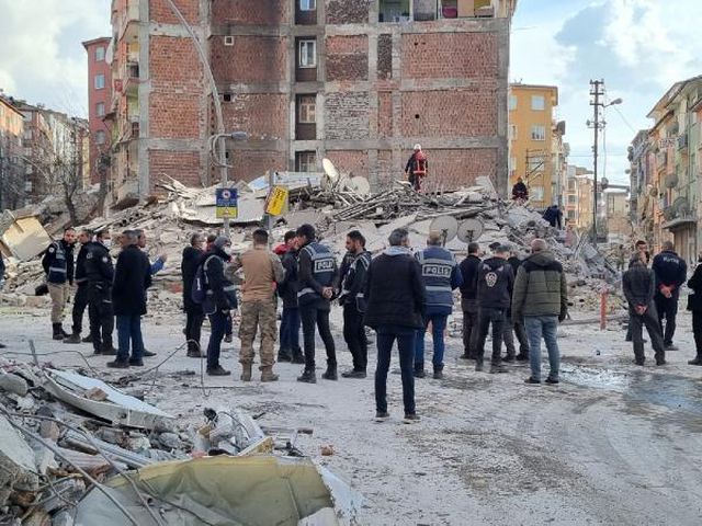 Malatya'da ağır hasarlı 6 katlı bina kendiliğinden çöktü! Ekipler arama kurtarma çalışması başlattı Malatya'da ağır hasarlı 6 katlı bina kendiliğinden çöktü! Ekipler arama kurtarma çalışması başlattı