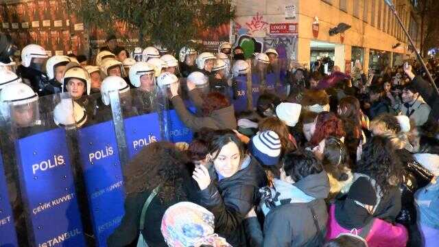 Taksim'e yürümek isteyen kadınlara polis biber gazı ile müdahale etti