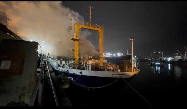 Tuzla'da 120 metre uzunluğundaki balıkçı gemisinde yangın! Ekipler alevlere müdahale ediyor Tuzla'da 120 metre uzunluğundaki balıkçı gemisinde yangın! Ekipler alevlere müdahale ediyor