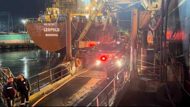 Tuzla'da 120 metre uzunluğundaki balıkçı gemisinde yangın! Ekipler alevlere müdahale ediyor Tuzla'da 120 metre uzunluğundaki balıkçı gemisinde yangın! Ekipler alevlere müdahale ediyor