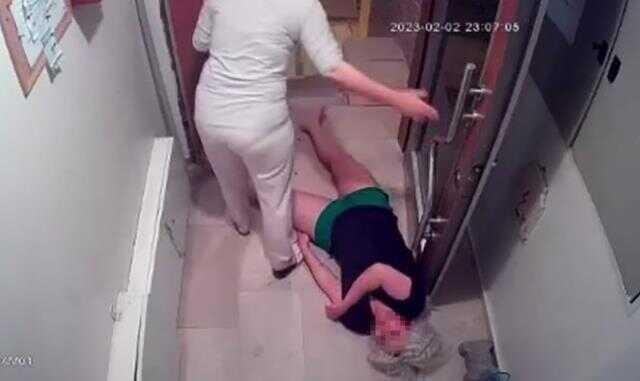 Dehşet anları kamerada! Demir çubukla darp edilen kadın kanlar içinde yere yığıldı Dehşet anları kamerada! Demir çubukla darp edilen kadın kanlar içinde yere yığıldı