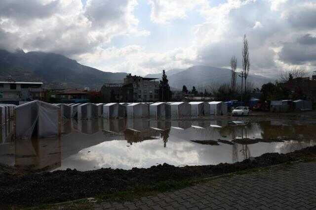Hatay Payas'ta yağmur, depremzedelere zor anlar yaşattı