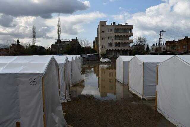 Hatay Payas'ta yağmur, depremzedelere zor anlar yaşattı