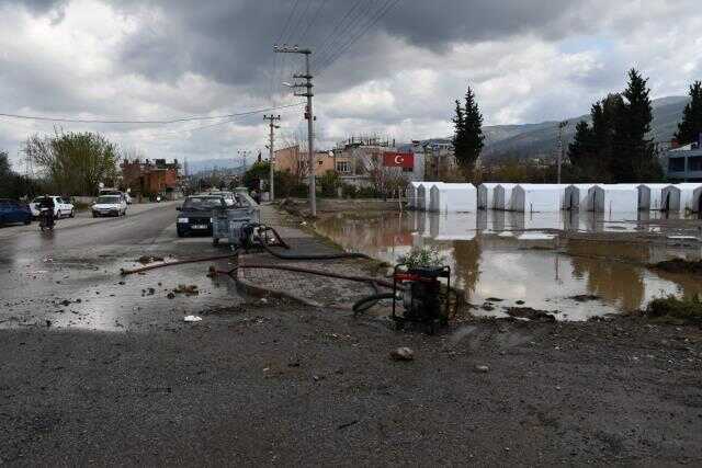 Hatay Payas'ta yağmur, depremzedelere zor anlar yaşattı