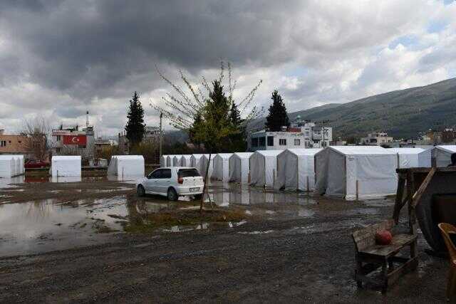Hatay Payas'ta yağmur, depremzedelere zor anlar yaşattı